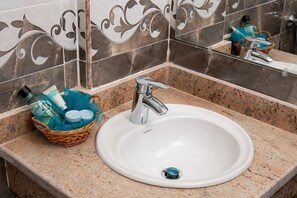 Combined shower/bathtub, towels - Panorama Apartment up to 3 persons - Feel home away from home (South Sinai Governorate)