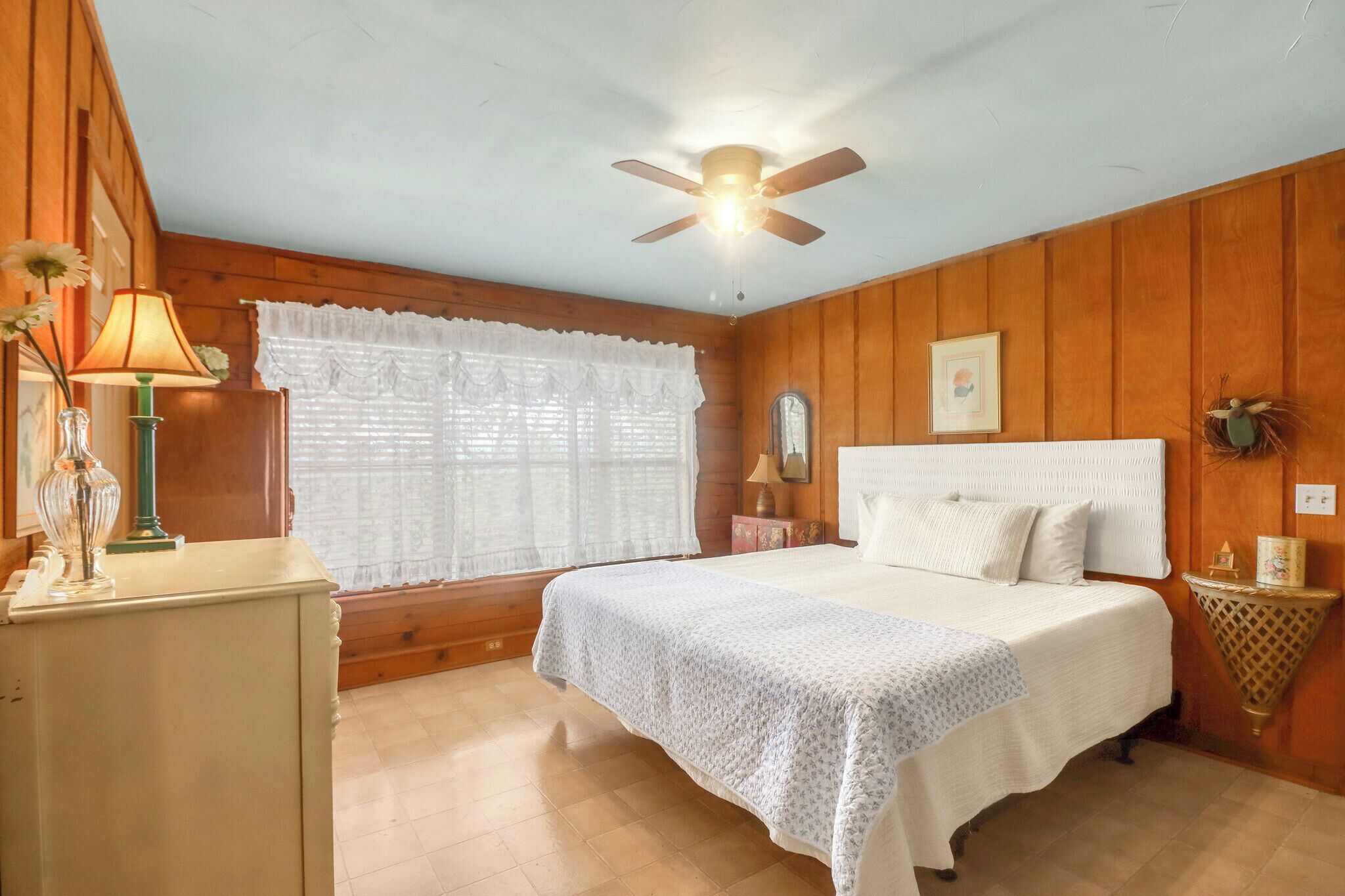 2 bedrooms, desk, iron/ironing board, WiFi
