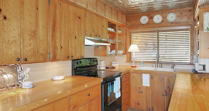 Spacious one bedroom log cabin with views for miles! Only one mile from the Wimb