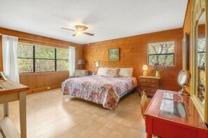 2 habitaciones, escritorio, tabla de planchar con plancha y wifi
