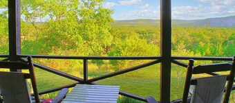 Spacious one bedroom log cabin with views for miles! Only one mile from the Wimb