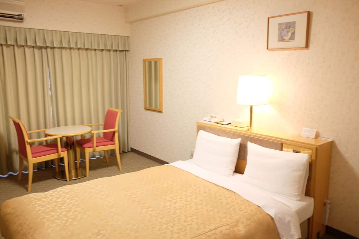 Laptop workspace, iron/ironing board, free WiFi