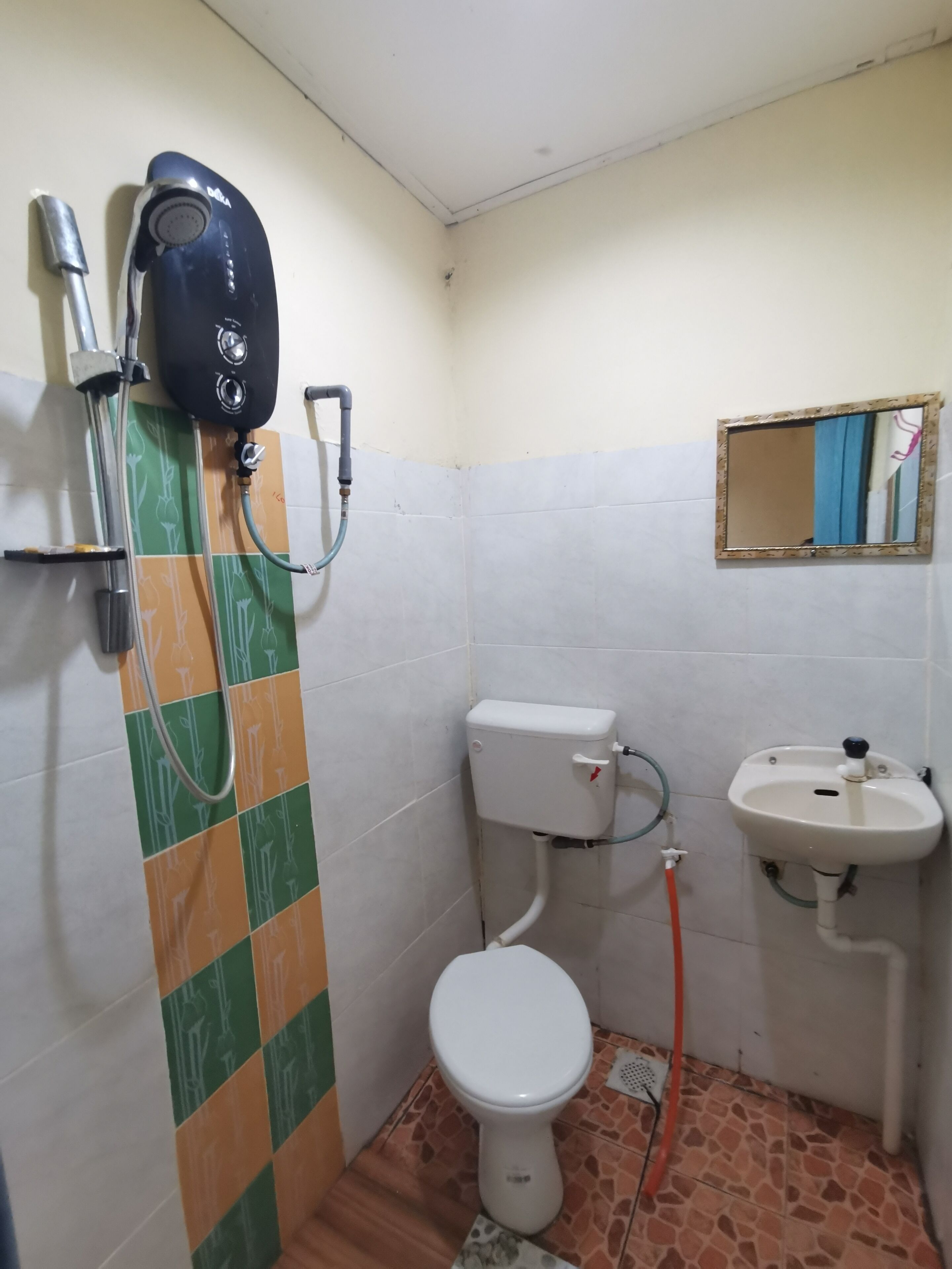 Shower, rainfall showerhead, free toiletries, bidet