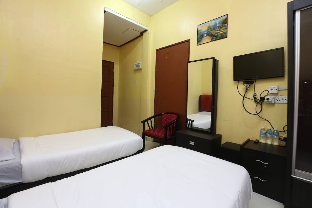 Une chambre d’hôtel avec deux lits simples, une chaise, une commode, un téléviseur et un tableau au mur.