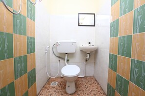 Deluxe Triple Room | Bathroom | Shower, rainfall showerhead, free toiletries, bidet
