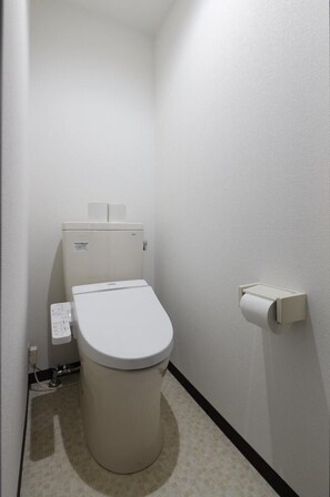 Dusj, hårføner, tøfler og toaletter med elektrisk bidé