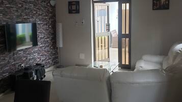 Smart-TV, musikkbibliotek og stereoanlegg