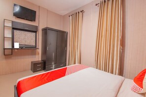Deluxe Double Room | Free WiFi, bed sheets - OYO 2310 Residence 68 (Pematangsiantar)