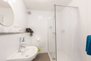 Lejlighed - 1 soveværelse | Badeværelse | Bruser, gratis toiletartikler, hårtørrer, gulvvarme (badeværelse)