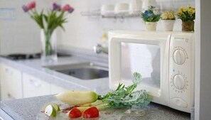 Chambre, 1 chambre, non-fumeurs, vue jardin (Ki-Rin-Cho) | Coin cuisine privé | Réfrigérateur, micro-ondes, plaque de cuisson, bouilloire électrique