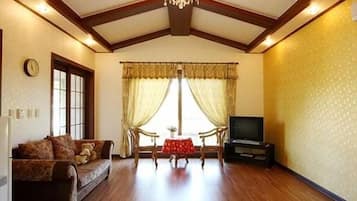 Room (Sa-Rang-Cho) | Living area | Flat-screen TV, heated floors