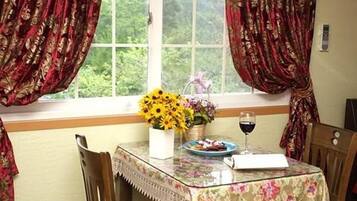 Room (Byul-Kkot) | In-room dining