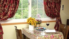 Room (Byul-Kkot) | In-room dining