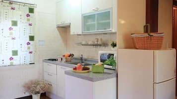 Room (Sa-Rang-Cho) | Private kitchenette | Fridge, microwave, stovetop, electric kettle