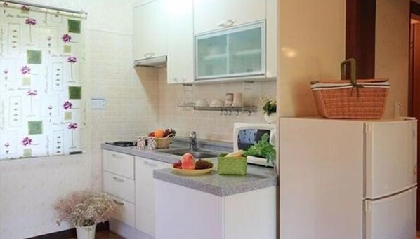 Room (Sa-Rang-Cho) | Private kitchenette | Fridge, microwave, stovetop, electric kettle