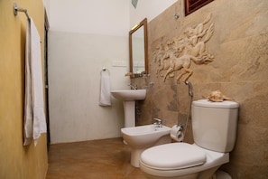 Standard Room | Bathroom