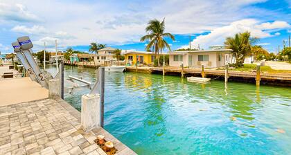 ¡NUEVO LISTADO! Casa recientemente remodelada frente al canal con una piscina privada.