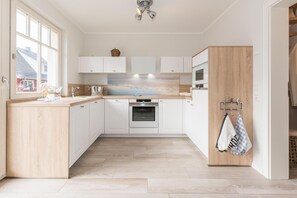 Kühlschrank, Mikrowelle, Ofen, Geschirrspüler