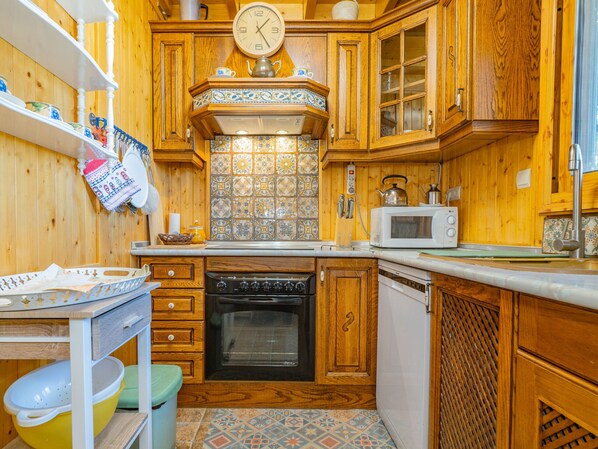 Een koelkast, een magnetron, een oven, een vaatwasser