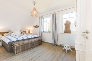 2 bedrooms, desk, iron/ironing board, WiFi