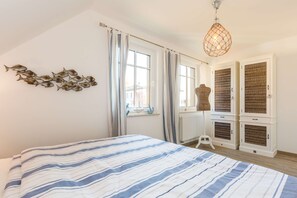 2 bedrooms, desk, iron/ironing board, WiFi
