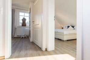 2 bedrooms, desk, iron/ironing board, WiFi