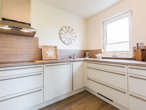 Geladeira, micro-ondas, fogão, lava-louças