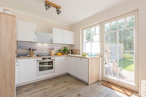 Jääkaappi, mikroaaltouuni, uuni, astianpesukone