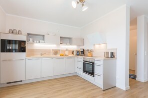Kühlschrank, Geschirrspüler, Wasserkocher mit Kaffee-/Teezubehör