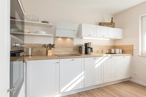 Kjøleskap, oppvaskmaskin, kaffetrakter/tekoker og vannkoker