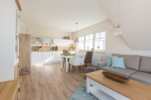 Unclassified image, 4 of 21, button - Fischländer (Zingst)