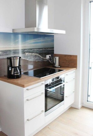 Réfrigérateur, micro-ondes, lave-vaisselle, cafetière/bouilloire