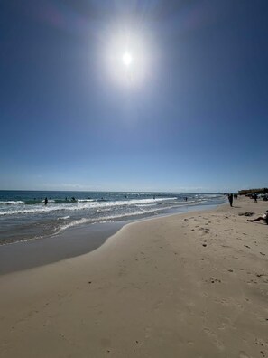 A beach with a clear sky and the sun shining. - Superb 3 bedroom apartment in the Golf of Las Ramblas (Orihuela)