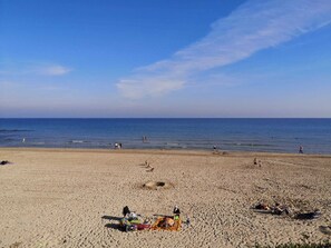 In Strandnähe, Liegestühle, Strandtücher