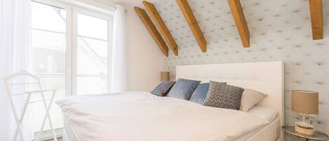 2 bedrooms, iron/ironing board, WiFi