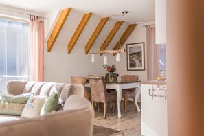 Unclassified image, 4 of 22, button - Calm, Germany (Zingst)