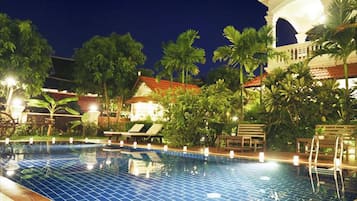 Poolside bar