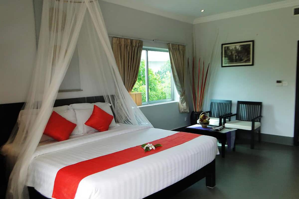 Premium bedding, pillowtop beds, in-room safe, desk