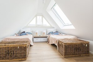 4 soverom, safe på rommet, strykejern/-brett og reiseseng for barn