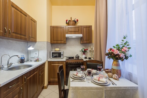 Fridge, stovetop, electric kettle, cookware/dishes/utensils