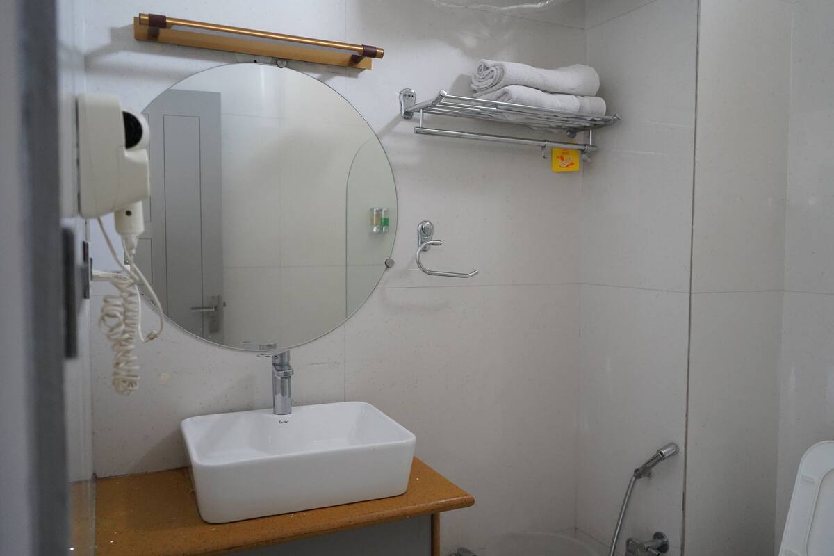 Executive Room, River View | Bathroom | Shower, free toiletries, towels