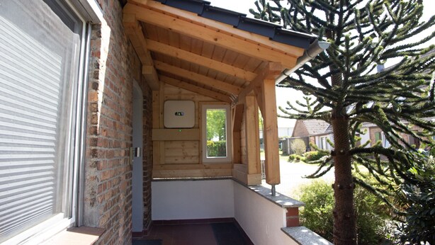 A covered outdoor area with wooden beams, a brick wall, and a window. - Apartment Möwennest Oberhof Boltenhagen (Oberhof)