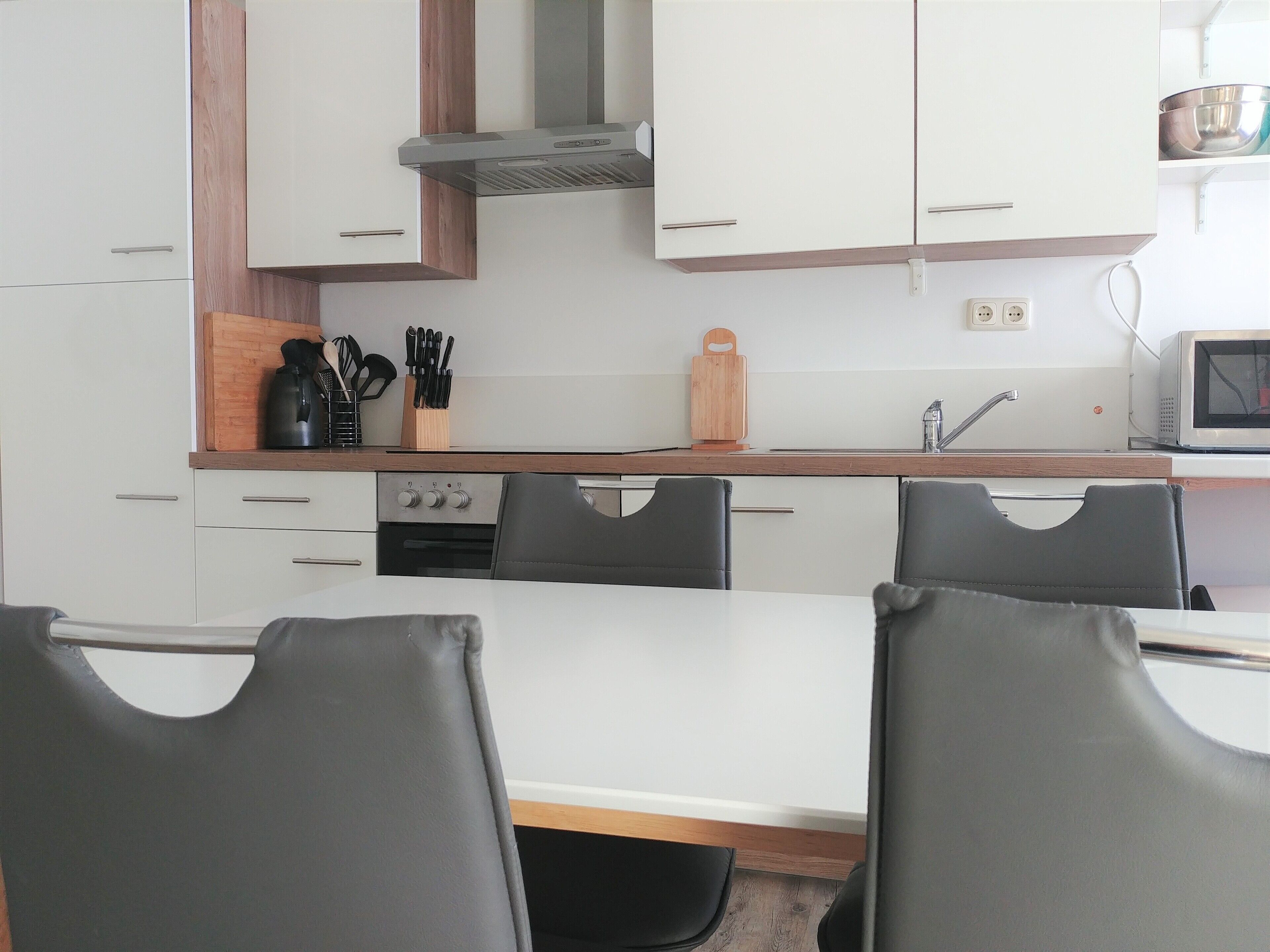 Køleskab, mikrobølgeovn, ovn, kogeplade