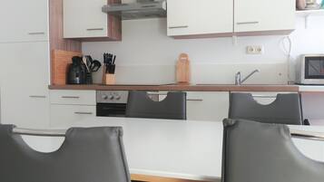 Køleskab, mikrobølgeovn, ovn, kogeplade