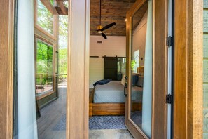 2 bedrooms, internet, bed sheets