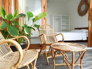 Desk, rollaway beds, free WiFi, bed sheets - Watukarung Prapto Homestay (Sendang)