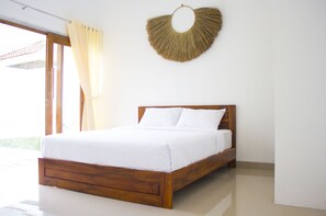 Desk, rollaway beds, free WiFi, bed sheets - Watukarung Prapto Homestay (Sendang)