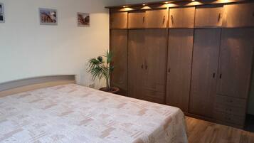 2 bedrooms, travel cot, WiFi, bed sheets