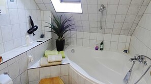 Hair dryer, towels, soap, toilet paper - Apartment Nordstadt (Forst (Lausitz))