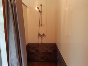 Cabana clássica, banheiro compartilhado | Banheiro | Secador de cabelo, piso aquecido, toalhas de banho, papel higiênico